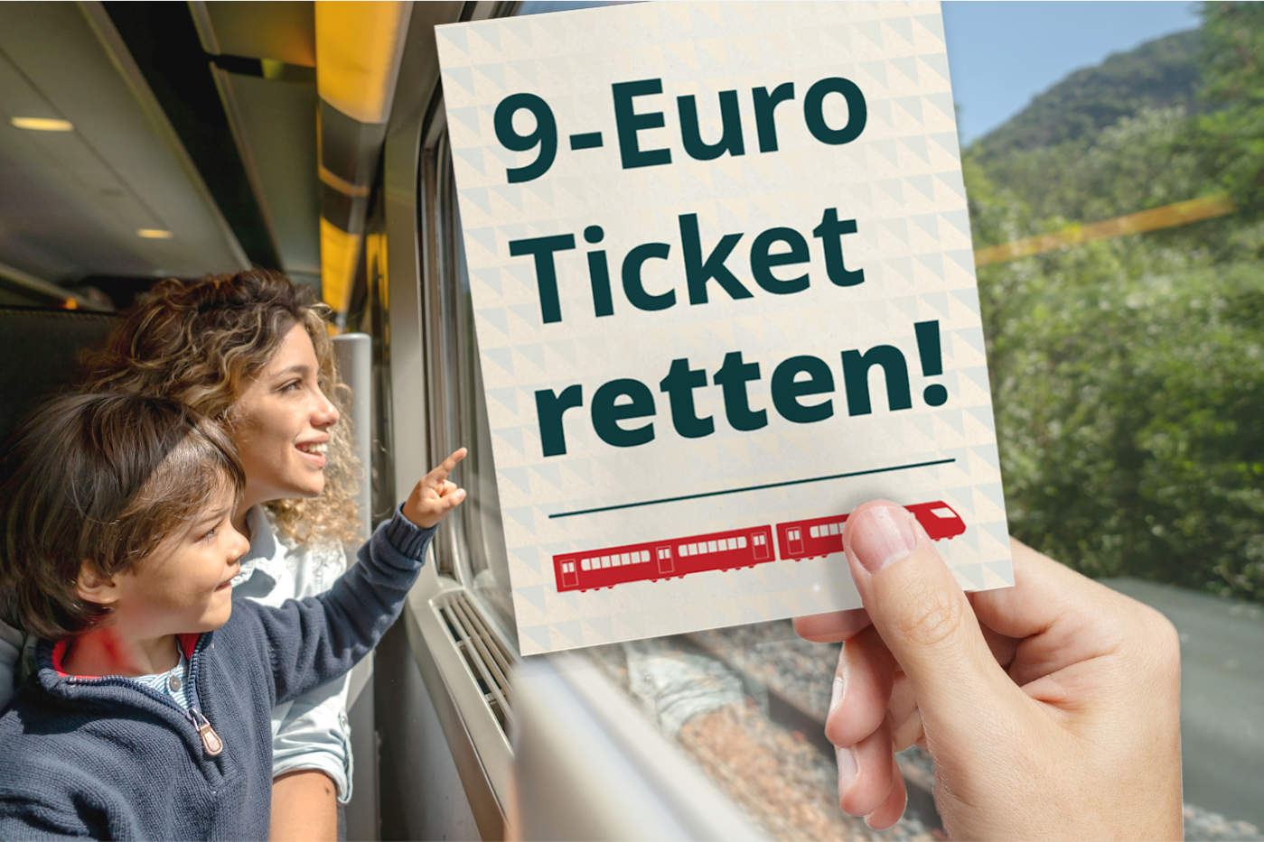 Eine Person sitzt im Zug, auf dem Schoß ein Kleinkind. Im Vordergrund hält eine Hand ein Ticket auf dem steht "9-Euro-Ticket retten!"