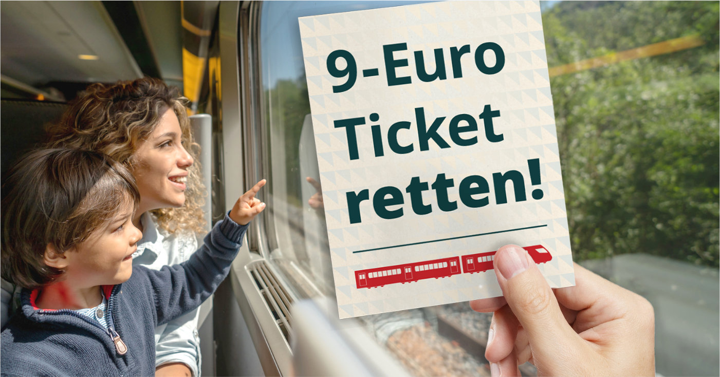 Eine Person sitzt im Zug, auf dem Schoß ein Kleinkind. Im Vordergrund hält eine Hand ein Ticket auf dem steht "9-Euro-Ticket retten!"