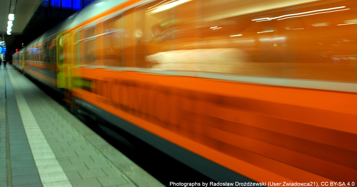 Ein Zug fährt durch einen Bahnhof