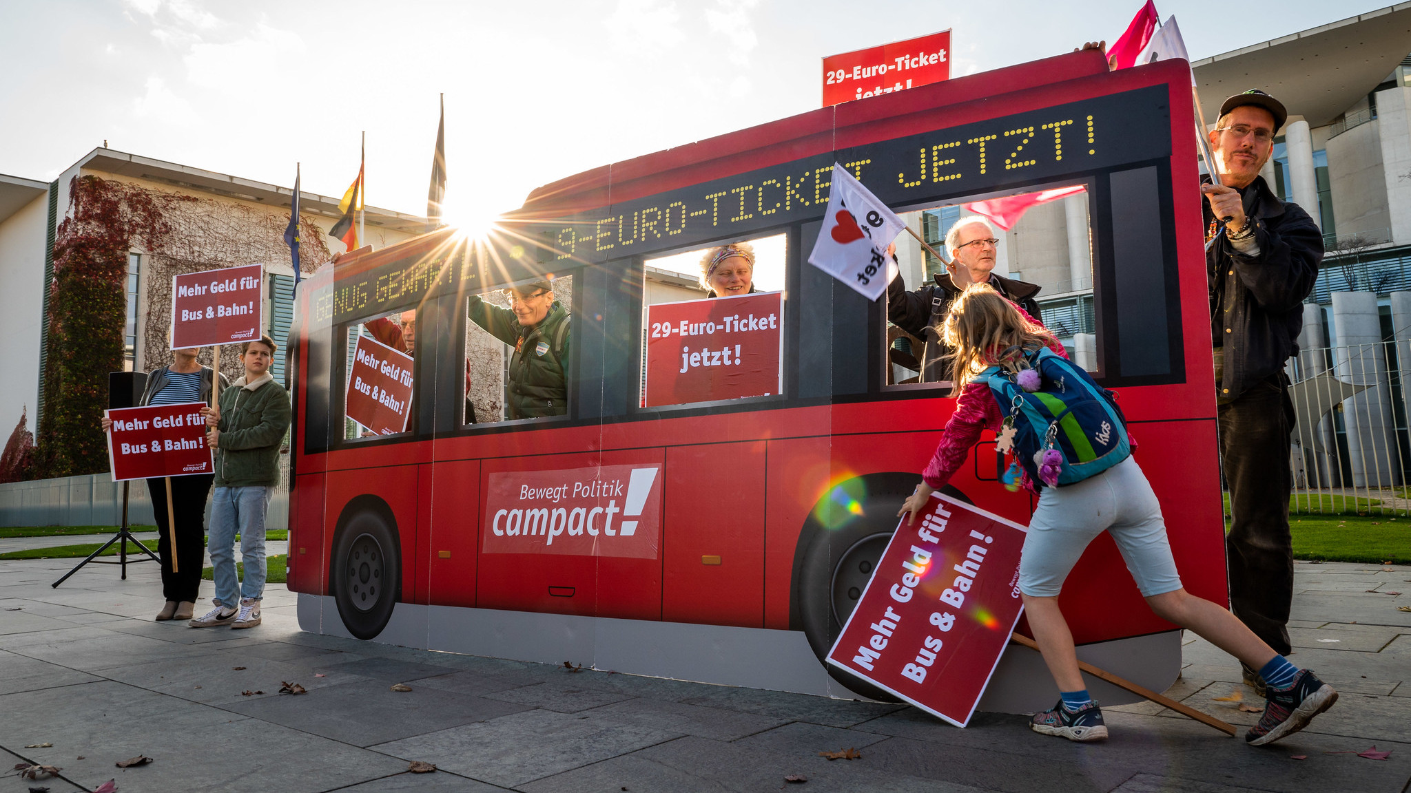 Bildaktion mit roten Pappbus anlässlich Einigung zu 49-Euro-Ticket