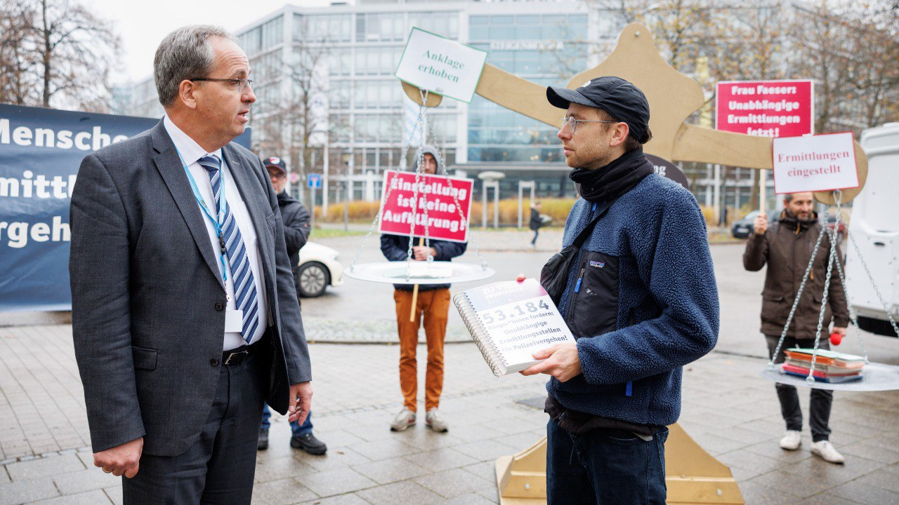 Dr. Christian Klos, Abteilungsleiter für Öffentliche Sicherheit im BMI, nimmt die WeAct Petition von Copservation entgegen.