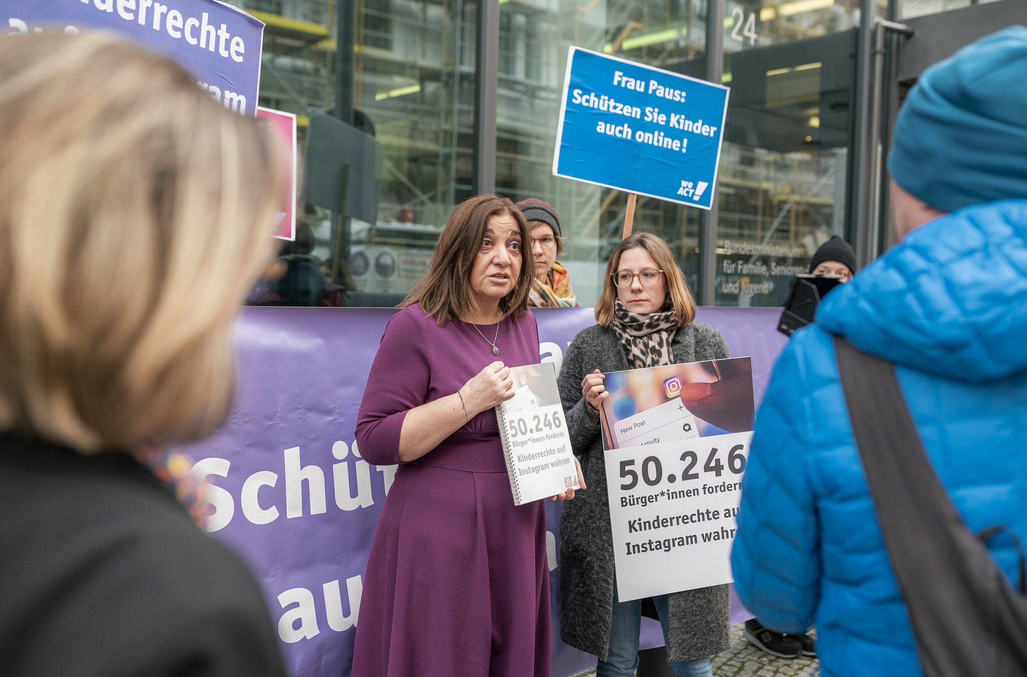 Im Rahmen einer Bildaktion händigt die Petentin Sara Flieder ihre WeAct-Petition "Kinderrechte auf Instagram wahren" an an Ekin Deligöz (Bündnis 90 / Die Grünen), Parlamentarische Staatssekretärin des Bundesfamilienministeriums.