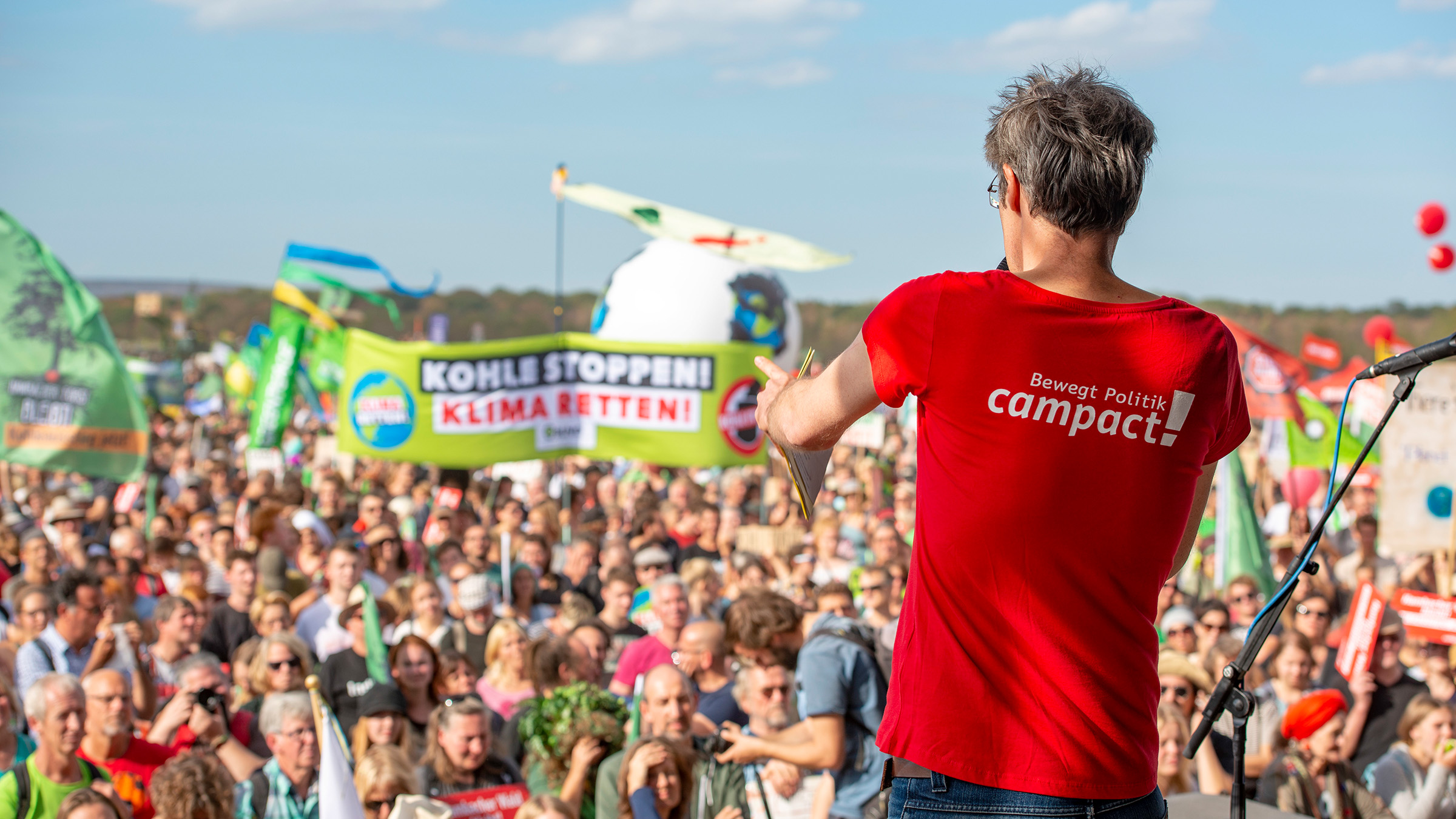 Campact-Vorstand Christoph Bautz auf der Demo-Bühne