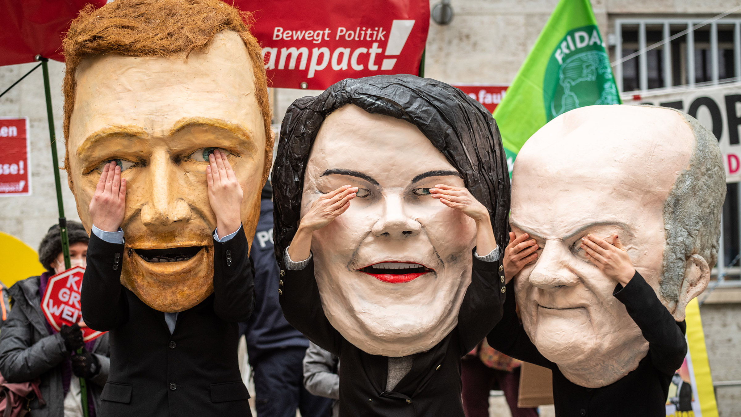 Die Spitzen der Ampel-Regierung (von links) Christian Lindner (FDP), Annalena Baerbock (Die Grünen) und Olaf Scholz (SPD) als große Pappmaché-Masken bei einer Aktion in Berlin. Foto: Campact / Nick Jaussi [CC BY-NC 2.0]