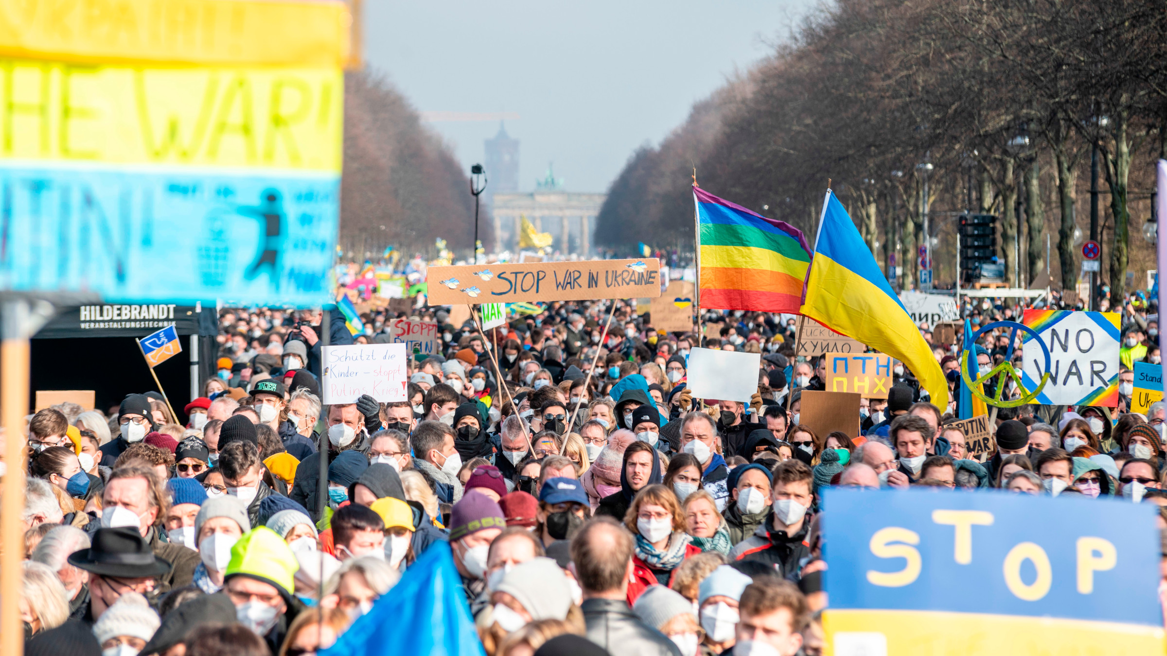 Eine riesige Menschenmenge bei der Friedenskundgebung vorm Brandenburger Tor. Über eine halbe Million Menschen haben gegen Putins Angriff auf die Ukraine demonstriert.