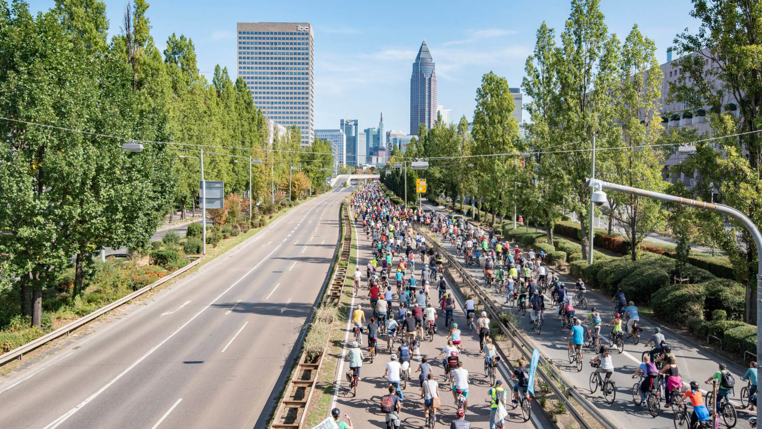 Mit dem Fahrrad auf die Autobahn: Im Rahmen der Internationalen Automobilausstellung (IAA) protestierten 2019 Tausende Menschen gemeinsam mit Campact für eine echte Verkehrswende.
