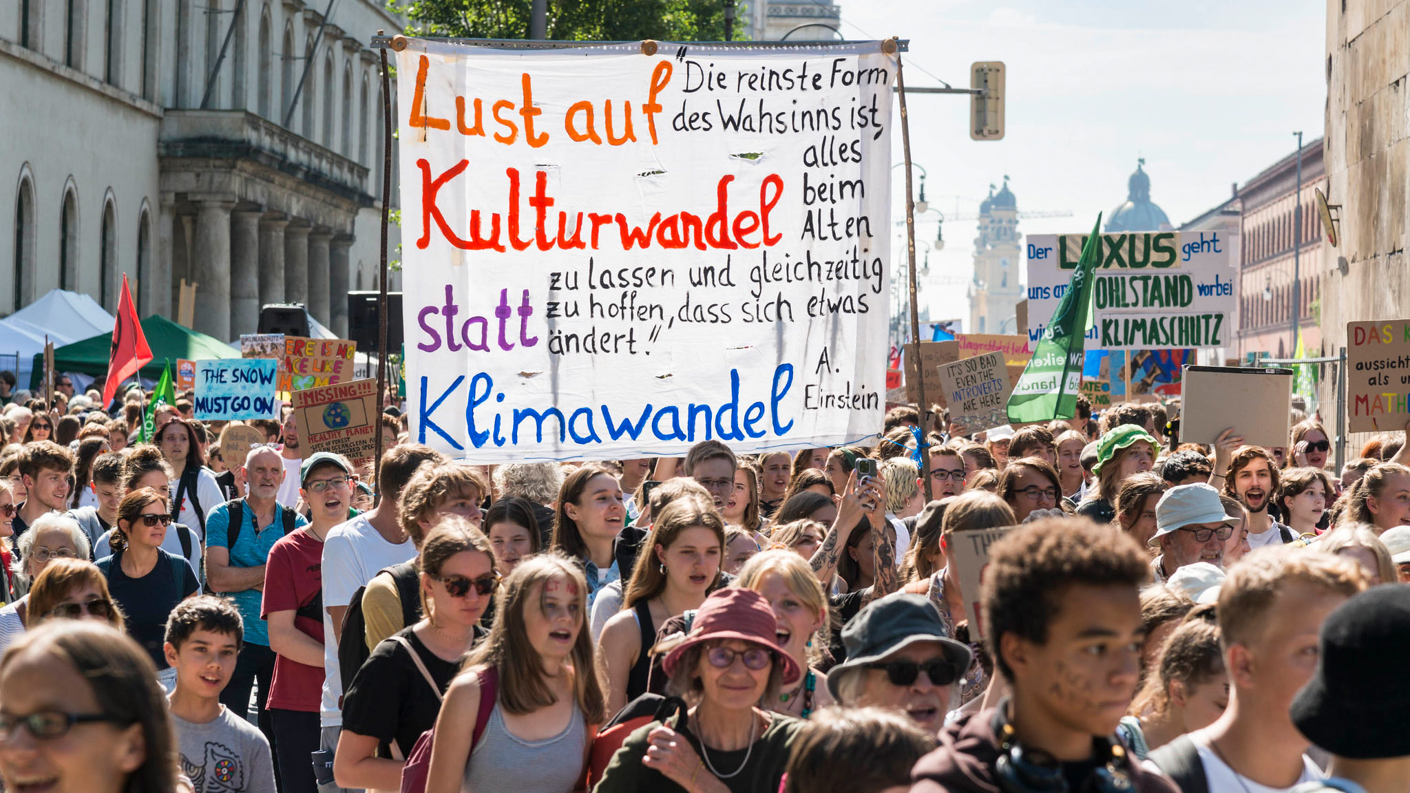 Klimastreik von Fridays for Future. In München und an über 250 weiteren Orten alleine in Deutschland demonstrieren Kinder, Jugendliche und Erwachsene gegen den schleppenden Klimaschutz der Ampel-Koalition.
