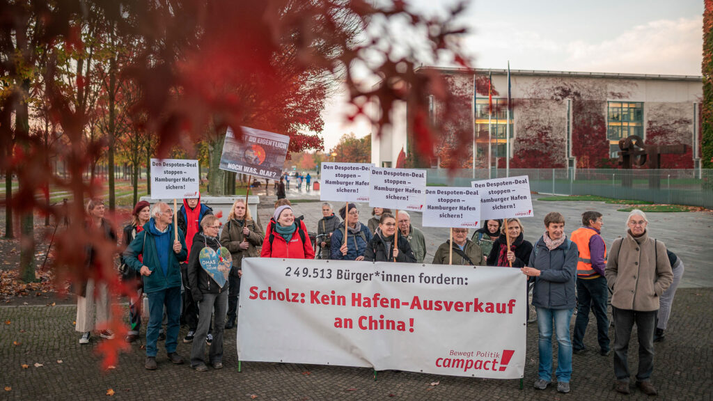 Gemeinsam machten sich Campact-Aktive gegen Scholz Hafen-Deal stark.