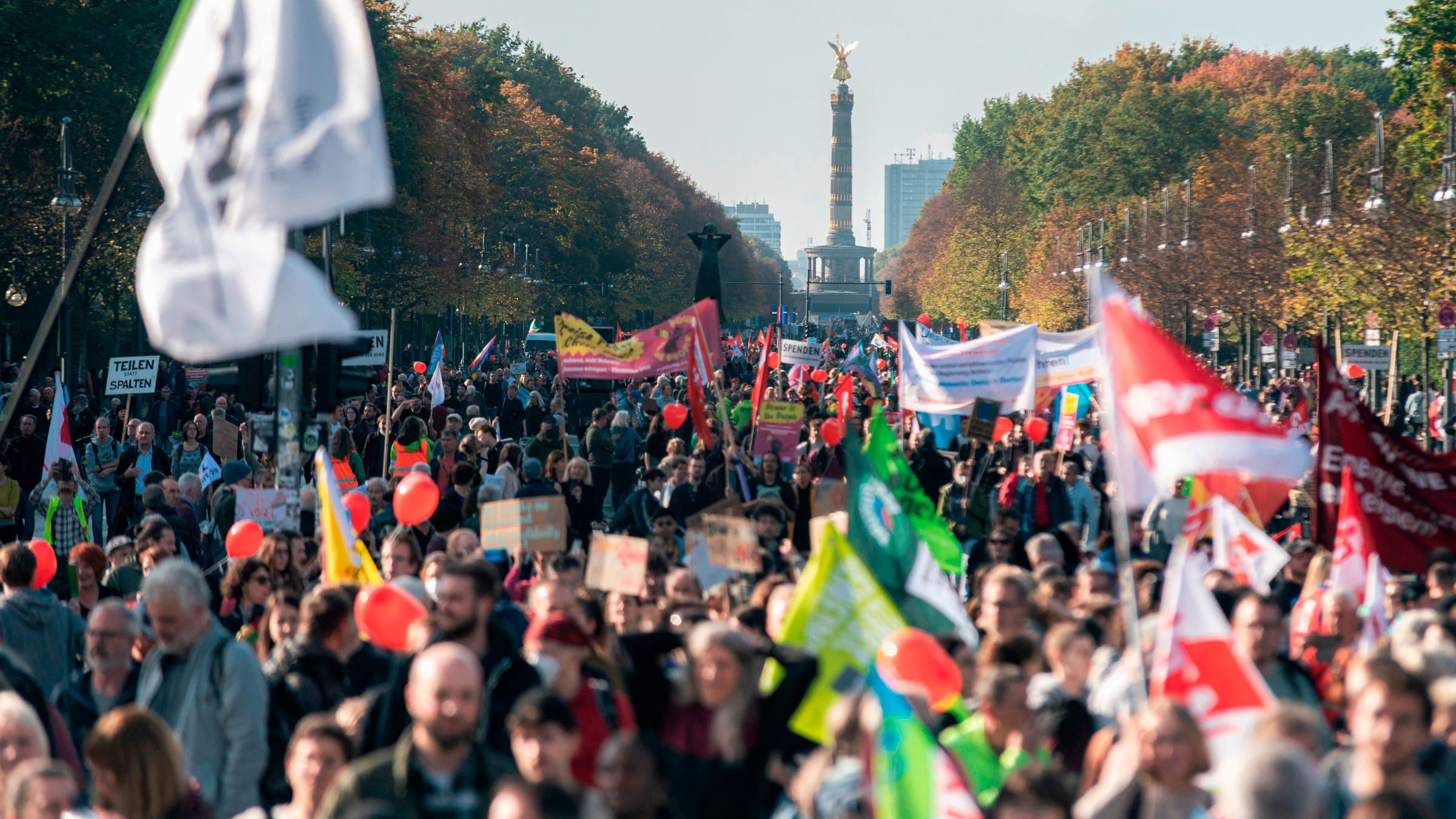 In ganz Deutschland gingen bei den Demos zum Solidarischen Herbst Zehntausende auf die Straßen, wie hier in Berlin.