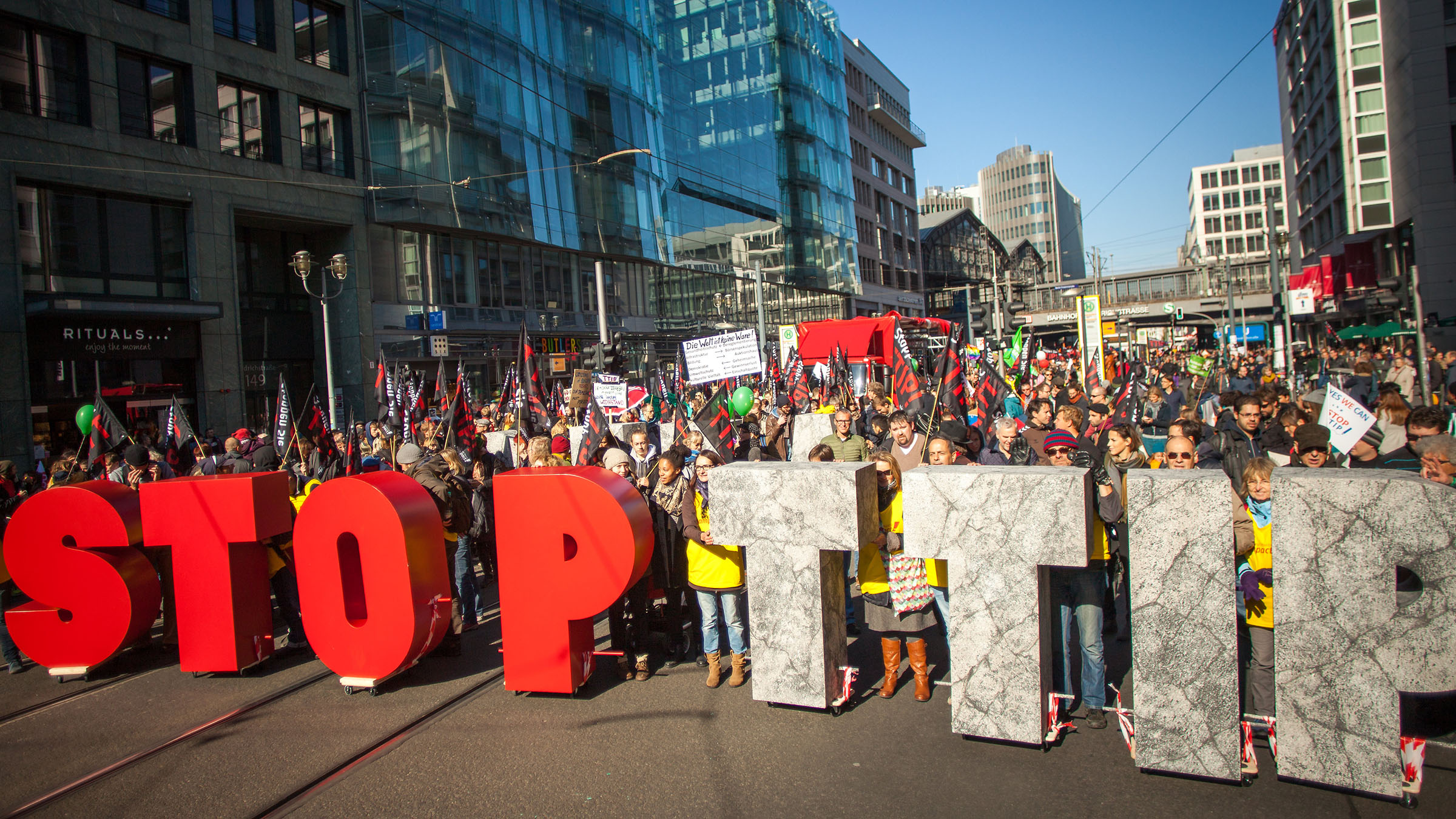 Berlin: Unter dem Motto „TTIP & CETA stoppen! Für einen gerechten Welthandel“ haben im Oktober 2015 etwa 250.000 Menschen gegen die Freihandelsabkommen zwischen der EU und den USA (TTIP) sowie Kanada (CETA) protestiert.