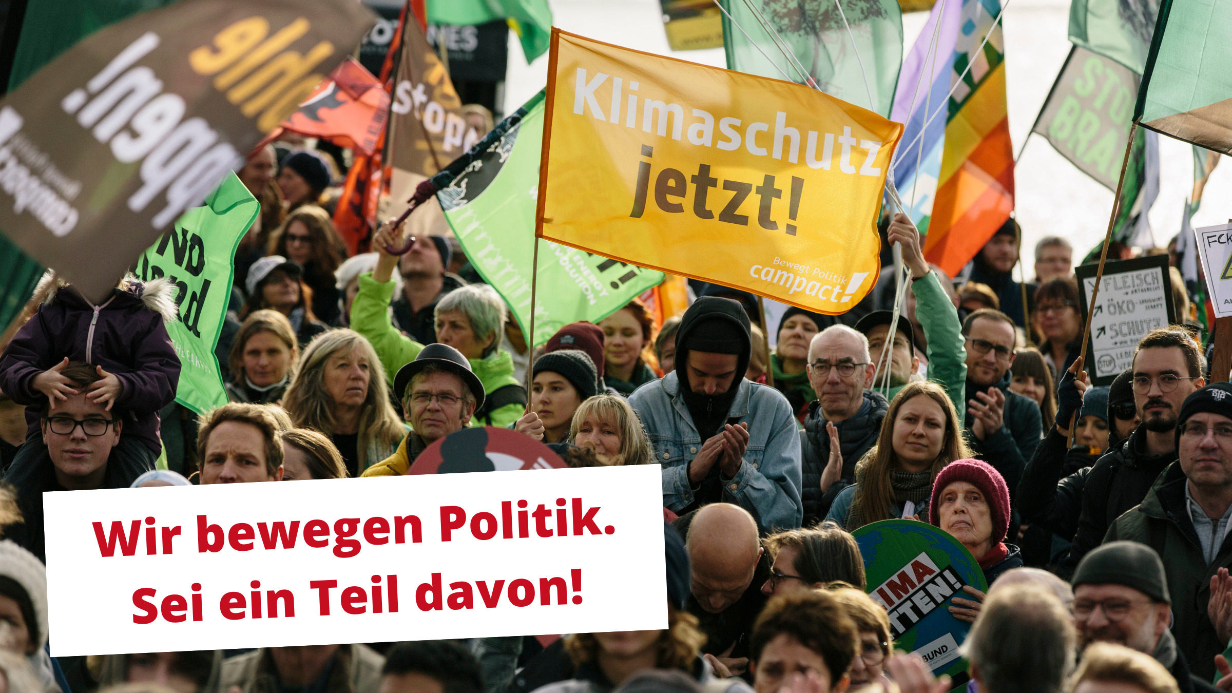 Viele Menschen mit Fahnen bei einer Klima- Demonstration. Darüber der Text: "Campact bewegt Politik – sei ein Teil davon!"