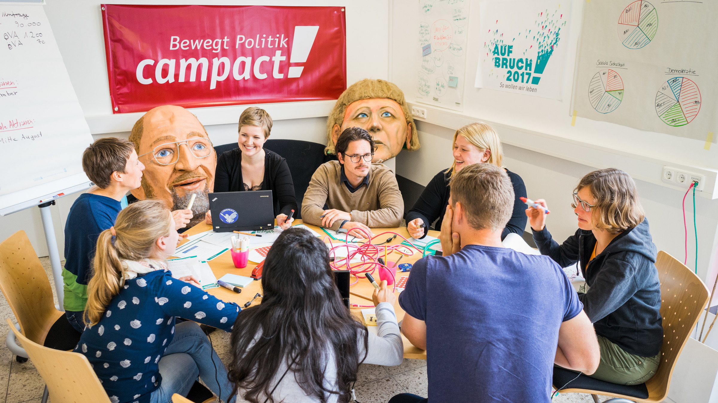 Campact-Aktive diskutieren bei der Aktion Aufbruch 2017.