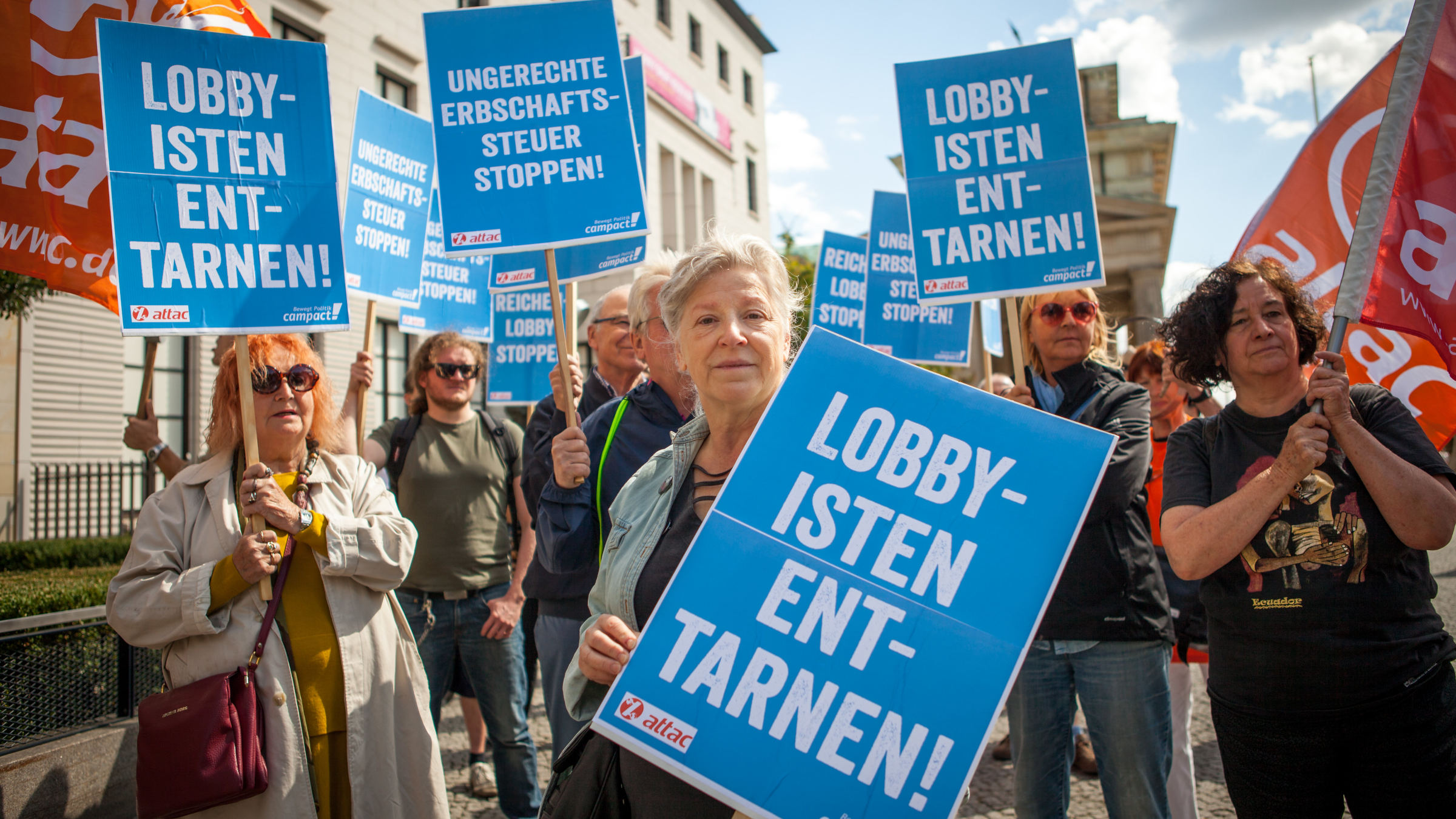 Lobbyisten enttarnen! Campact-Aktive protestieren bei einer Aktion im Jahr 2016.