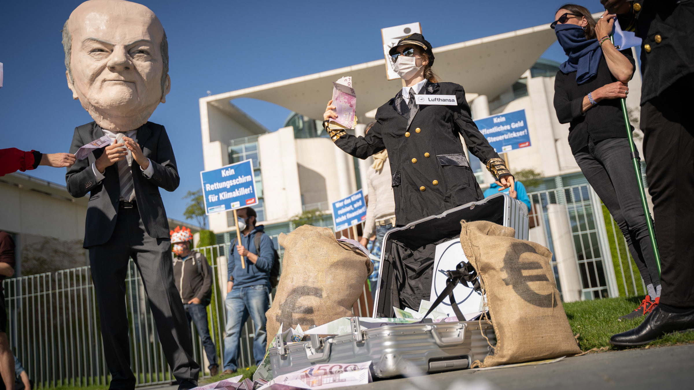 Aktion von Campact gegen bedingungslose Rettungsgelder für die Lufthansa.