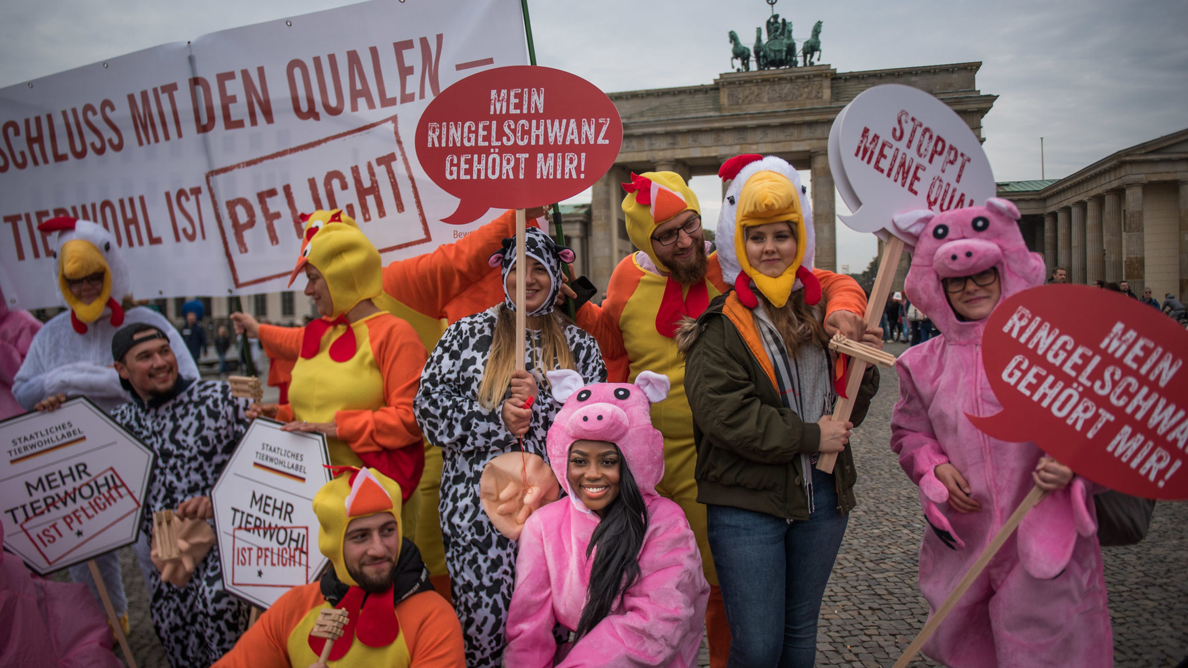 Aufstand der Tiere: So protestierten Campact-Aktive in Berlin gegen das wirkungslose Tierwohl-Label von Julia Klöckner.
