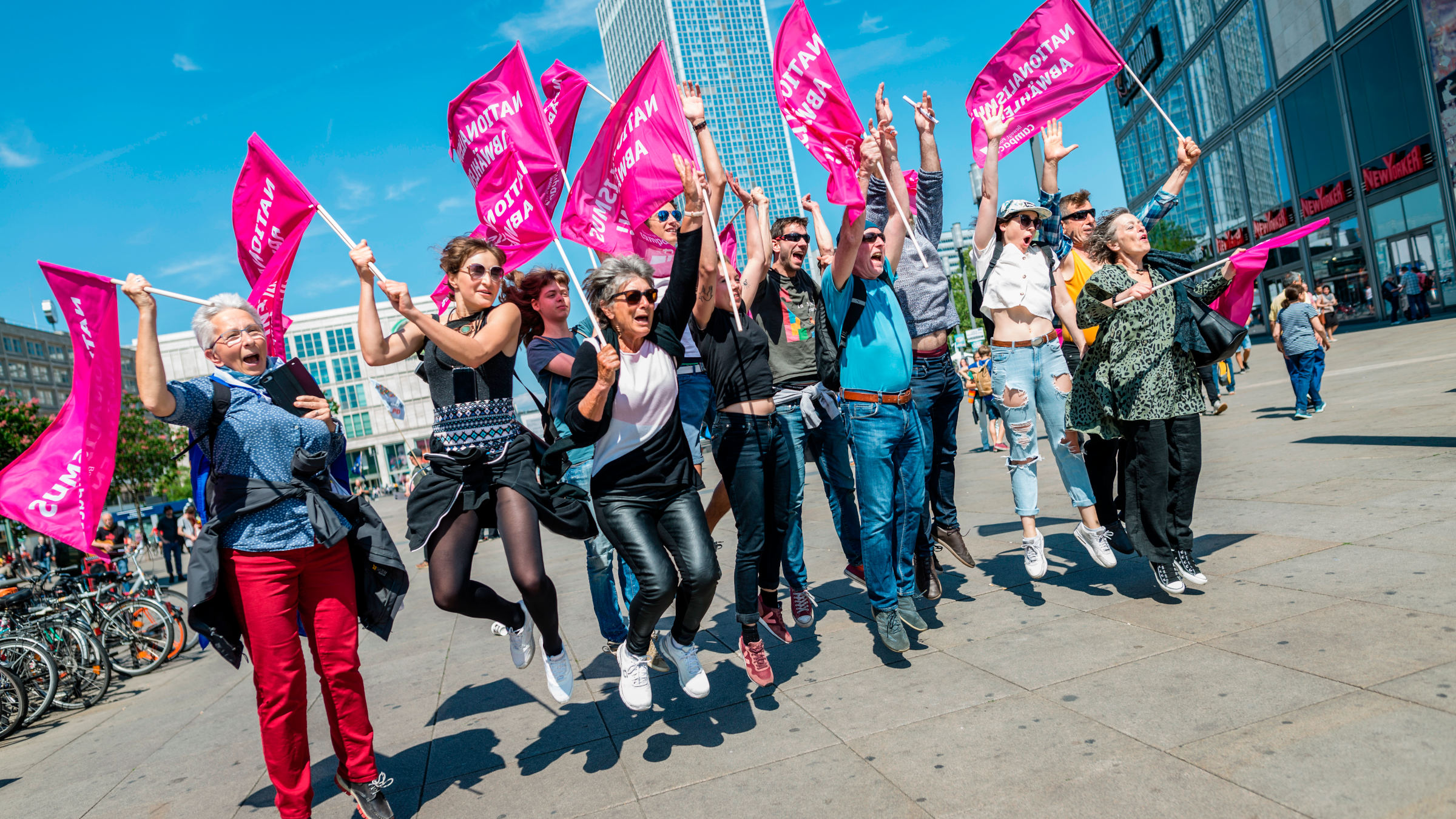 Jubelnde Campact-Aktive bei einer Demo für ein vielfältiges Europa 2019.