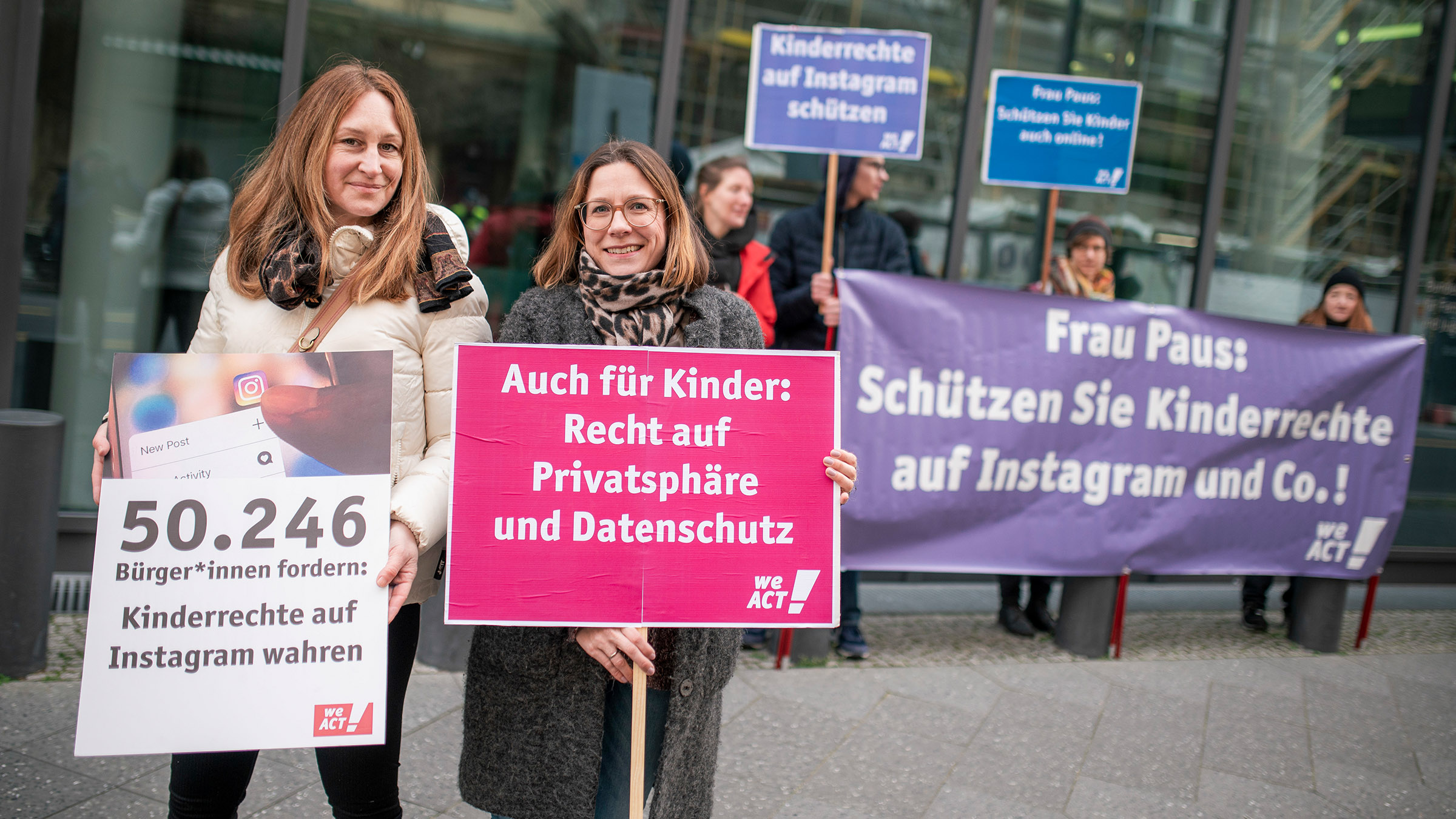 Am 29.03.2023 unterstützt WeAct die Petitionsübergabe der Petentin Sara Flieder, die mit ihrem Aufruf zur Wahrung der Kinderrechte auf Instagram, bereits über 50.246 Unterstützer*innen gewonnen hat.