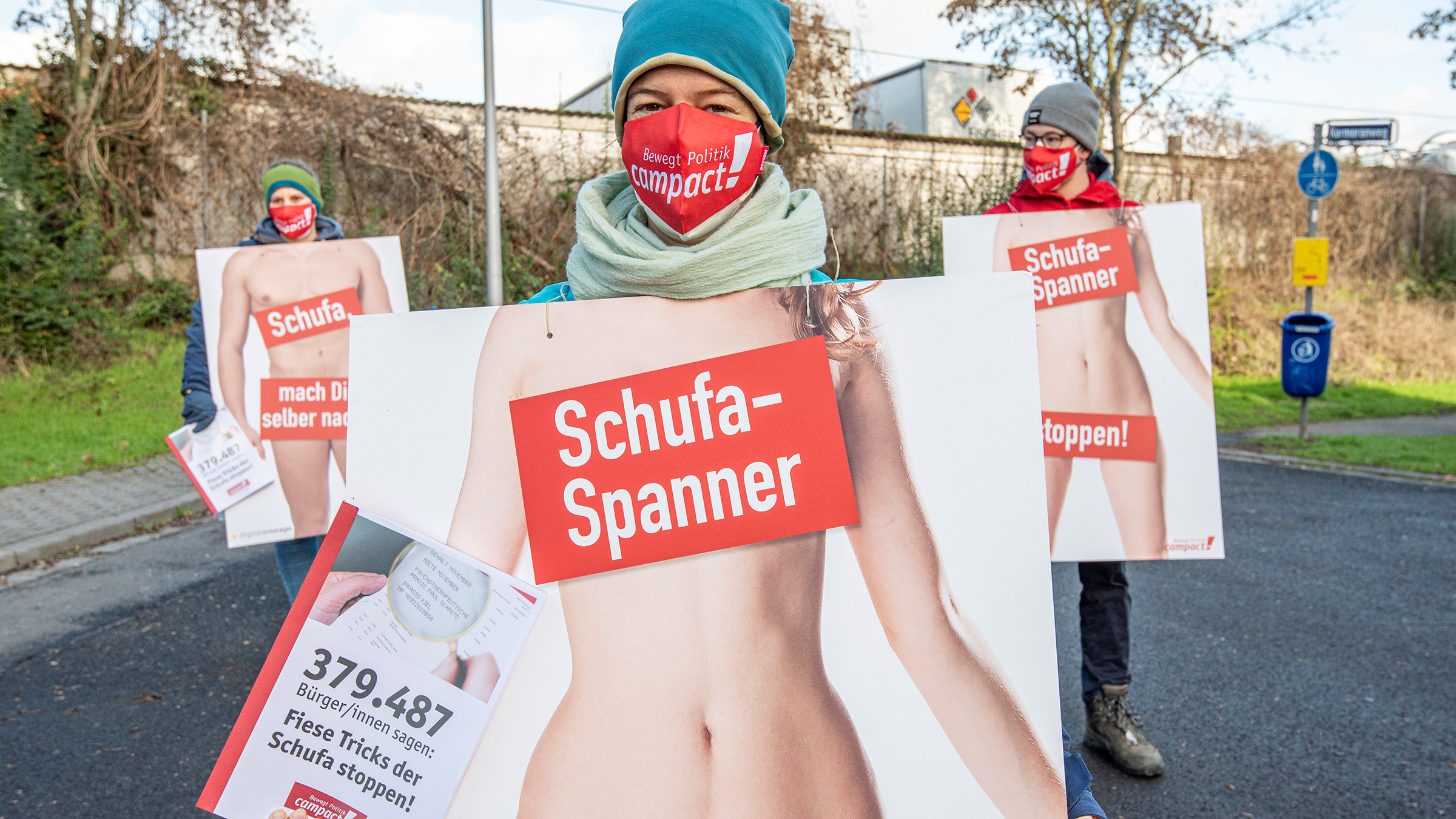 Mit einer Aktion vor der Schufa-Zentrale in Wiesbaden sorgten wir für Aufsehen – der Konto-Check ist gestoppt!