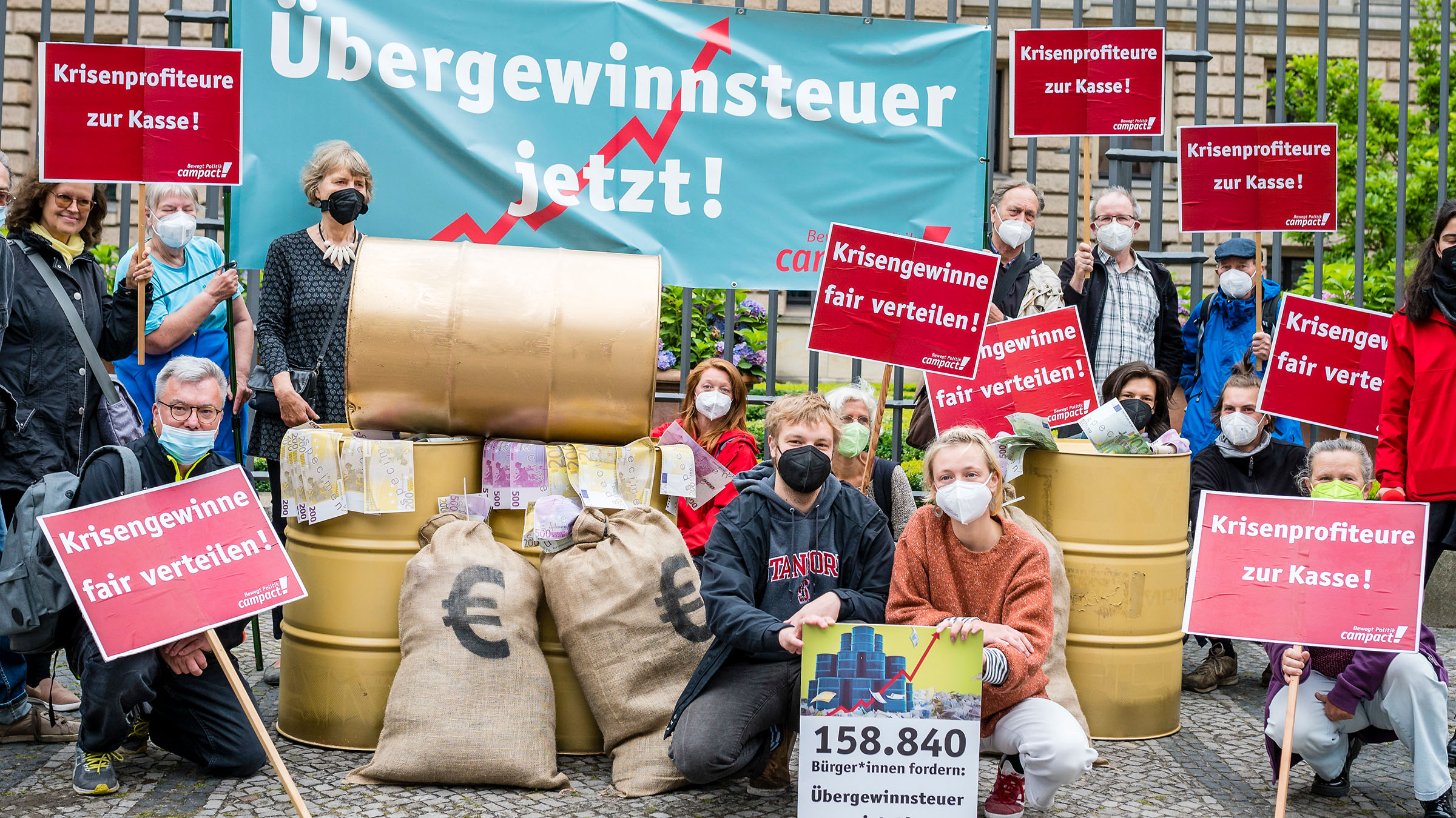 Die Spritpreise klettern weiter – und das trotz Tankrabatt. Denn Mineralölkonzerne schöpfen massiv zusätzliche Gewinne ab und machen Kasse auf Kosten von uns Bürger*innen. Die Bundesregierung muss diese Ungerechtigkeit beenden und eine Übergewinnsteuer auf die Extra-Profite von Konzernen erheben. Unseren Appell, in dem wir eine Übergewinnsteuer fordern, haben fast 159.000 Menschen unterzeichnet und das machten wir im Juli 2022 vor dem Bundesrat deutlich.