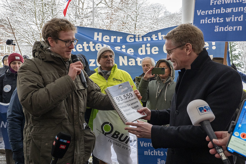 Ministerpräsident Daniel Günther nimmt 93.000 Unterschriften entgegen.