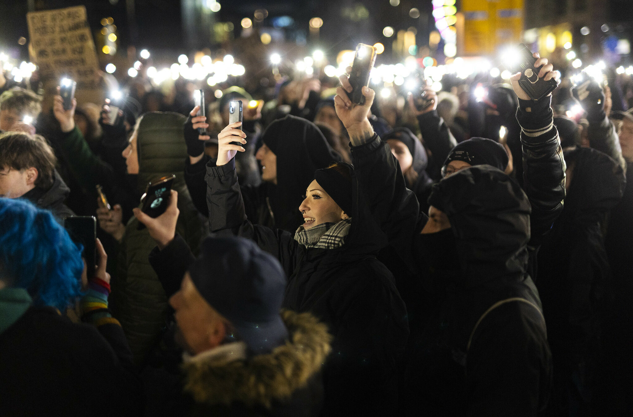 Menschen beteiligen sich in ganz Deutschland an Kundgebungen gegen Rechtsextremismus