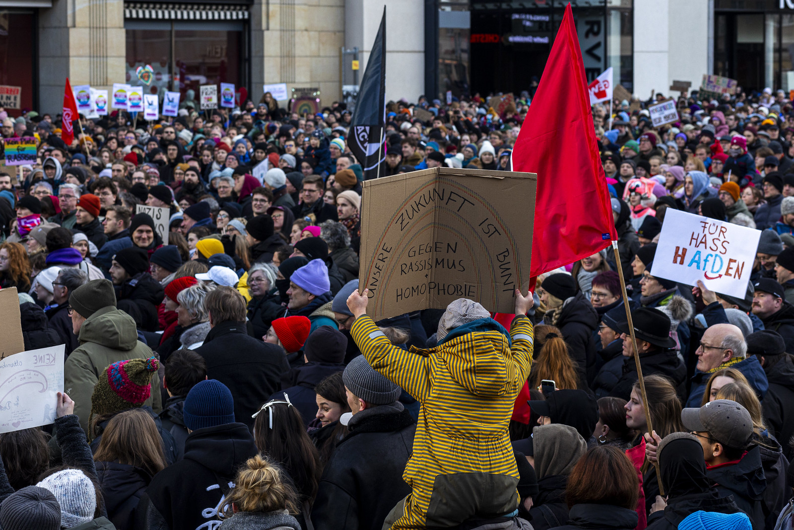 Menschen gehen in Leipzig auf die Straße gegen Rechtsextremismus und AfD