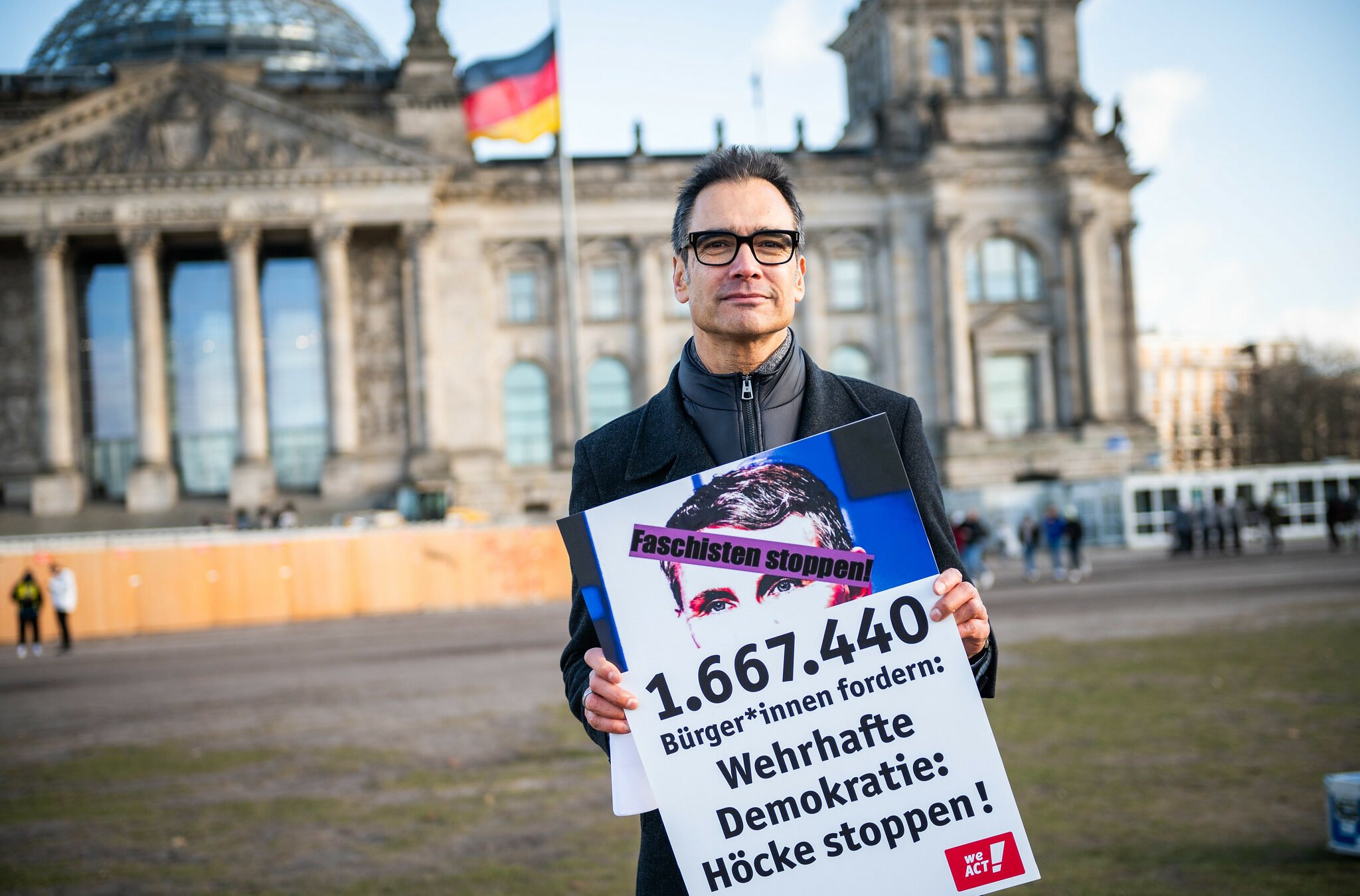 WeAct-Petent steht vor Bundestag mit seiner Petition