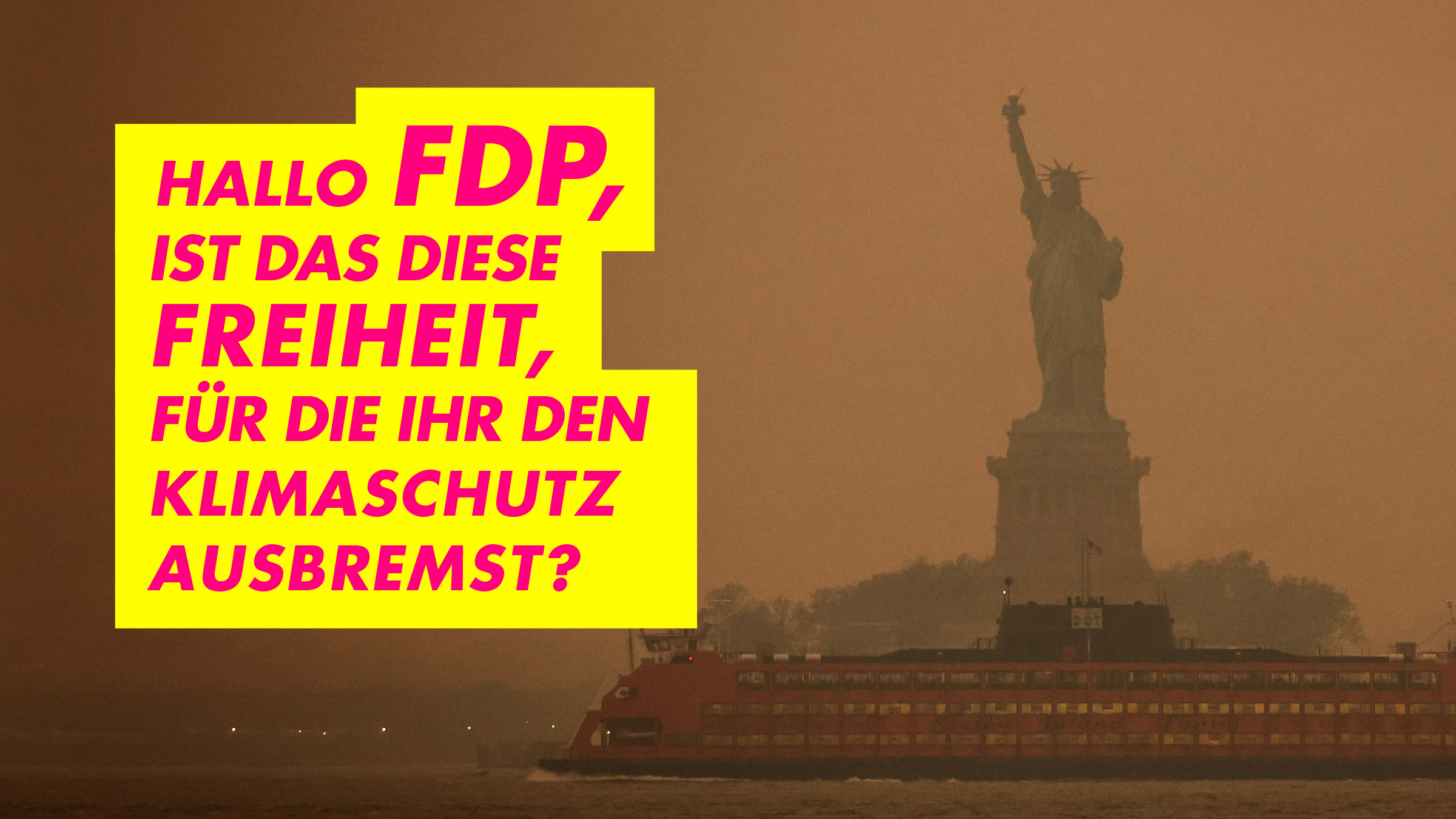 Die Freiheitsstatue im dichten Rauch aufgrund von Waldbränden. Im Vordergrund steht der Text im Stil von FDP-Wahlplakaten: Hallo FDP, ist das diese Freiheit, für den ihr den Klimaschutz ausbremst?