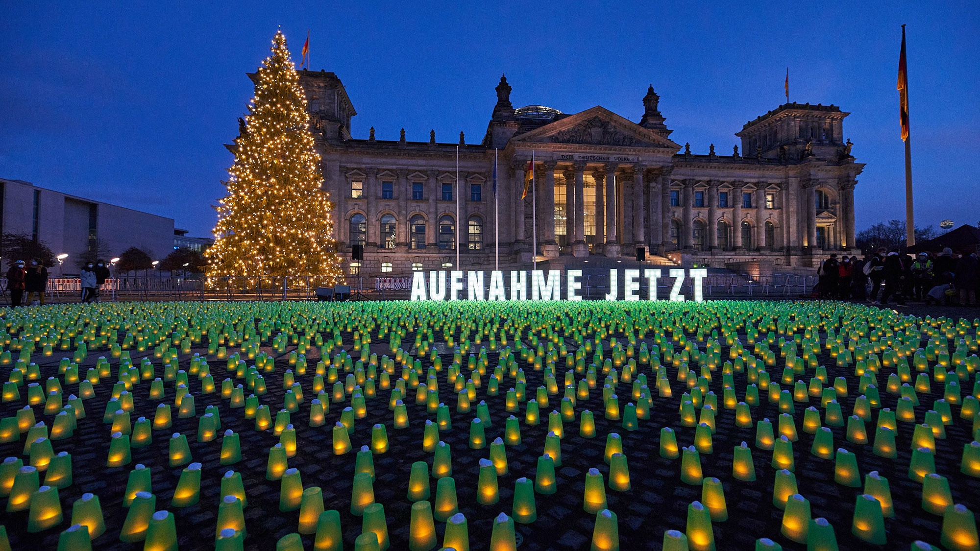 "Aufnahme jetzt" steht in großen, leuchtenden Buchstaben vorm Brandenburger Tor. So protestierte Campact im Dezember 2021 für den Schutz von Geflüchteten.