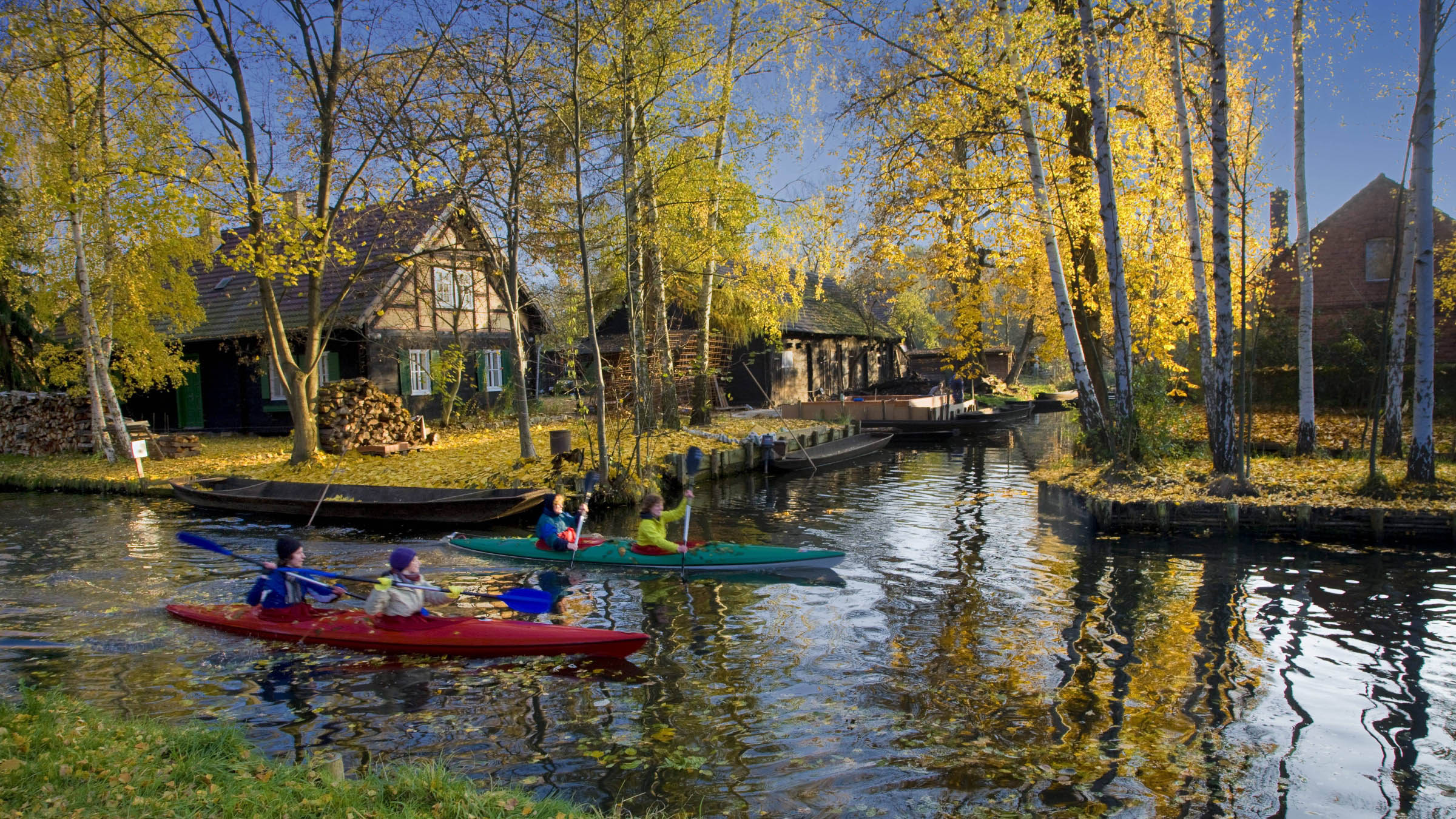 Eine Aufnahme aus dem Landkreis Dahme-Spreewald. Kajakfahrer unterwegs im herbstlichen Spreewald.