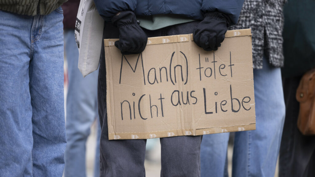 Ein Plakat mit der Aufschrift "Man(n) tötet nicht aus Liebe". Anlässlich des Internationalen Tages zur Beseitigung von Gewalt gegen Frauen am 25. November demonstrierten in Erfurt rund 150 Personen vor einer Zweigstelle der Stadtverwaltung am Steinplatz.