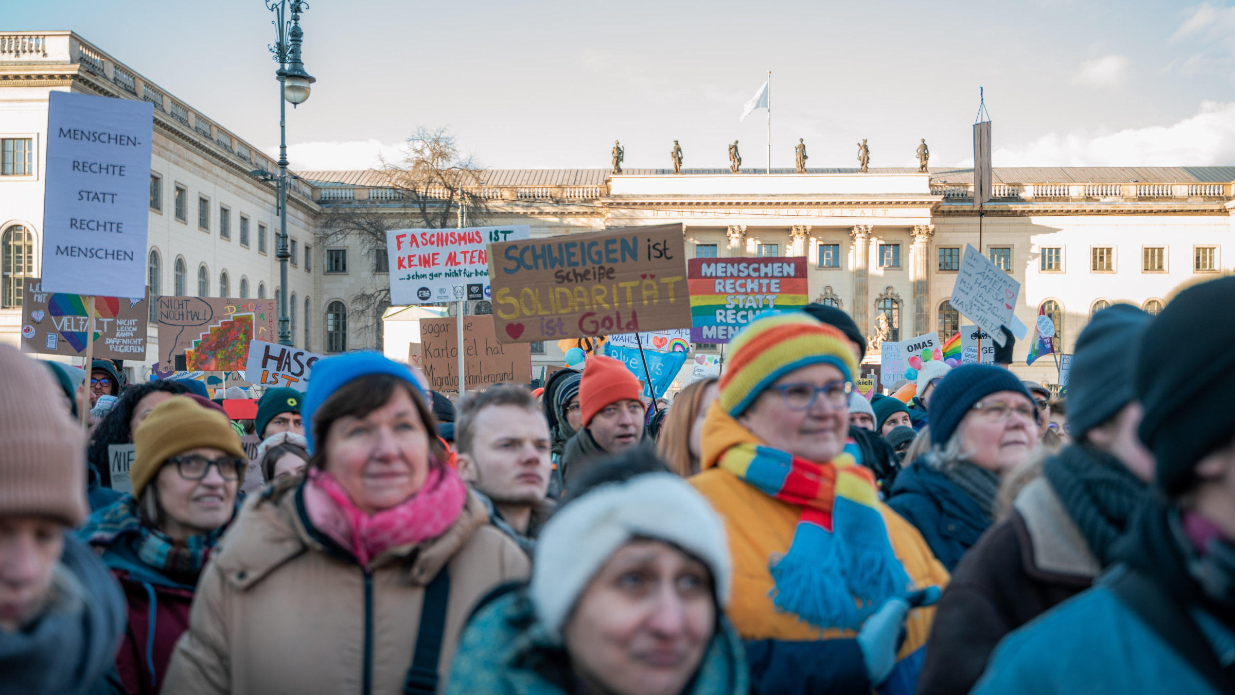 Menschen protestieren auf der "Hand-in-Hand-Demo" in Berlin