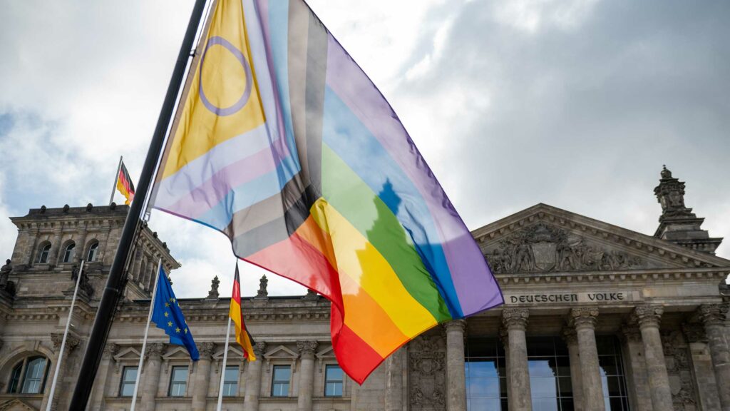 Regenbogenfahne weht vor dem Bundestag. Aktion von Campact und WeAct als Protest auf die Entscheidung von Bundestagspräsidentin Klöckner, beim CSD keine Regenbogenflagge zu hissen.