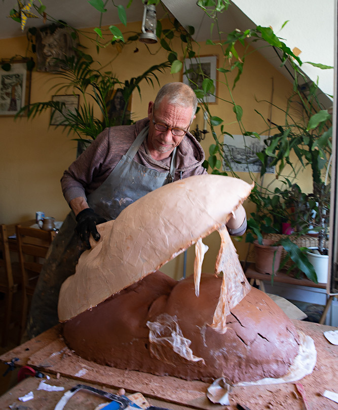 Die Maske trocknet, bekommt eine erste Farbschicht und wird dann vom Ton abgelöst. Ein kritischer Moment – hier kann viel schiefgehen.