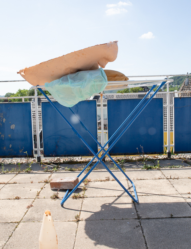 Die Maske trocknet an der Sonne, bevor sie weiter bearbeitet werden kann.