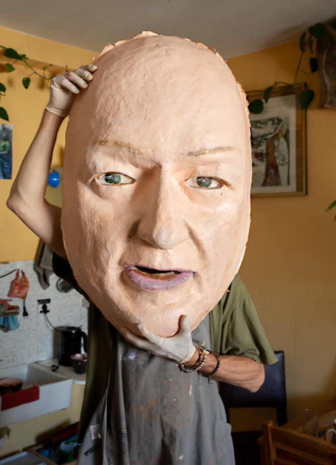 Die Dobrindt-Maske – noch ohne Haare und Brille.