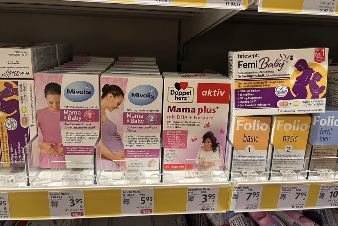 Beige, lila oder rosa: Schwangerschaftsvorsorge sieht fast immer gleich aus. Im Fokus der Bauch der Frau.
