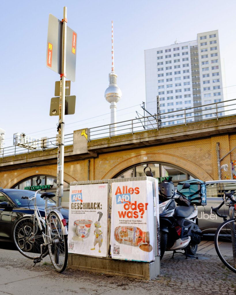 Plakat auf einer Wand. Auf weißem Hintergrund steht „Alles AfD oder was“