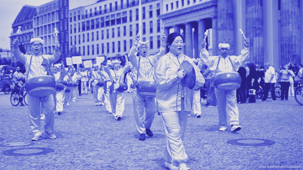Eine Demonstration von Falun Gong / Falun Dafa am Brandenburger Tor im Zentrum von Berlin, auf der es heißt, dass Falun Gong-Praktizierende in China einer Vielzahl von Menschenrechtsverletzungen ausgesetzt sind.
