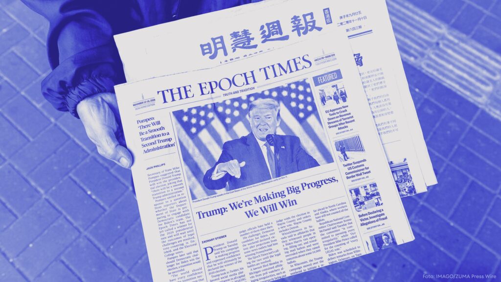 Eine Frau verteilt in Hongkong mehrsprachige Ausgaben der Zeitung The Epoch Times, auf deren Titelseite der frühere US-Präsident Donald J. Trump zu sehen ist.