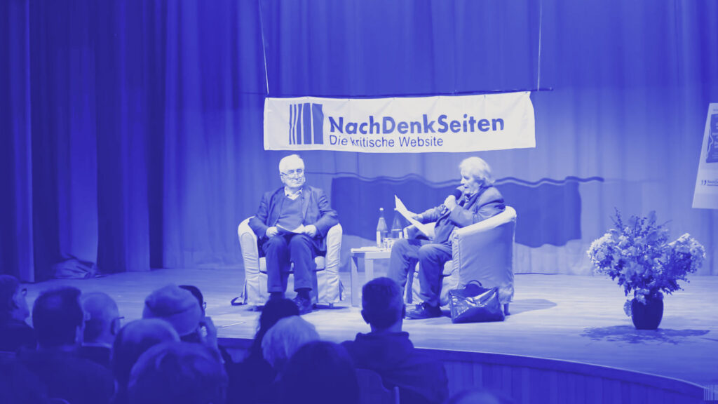 Albrecht Müller, Chef der Nachdenkseiten, und Rainer Burchardt, ehemals Chefredakteur des Deutschlandfunks, bei einer Buchvorstellung von “Glaube wenig, hinterfrage alles, denke selbst” in Hamburg.