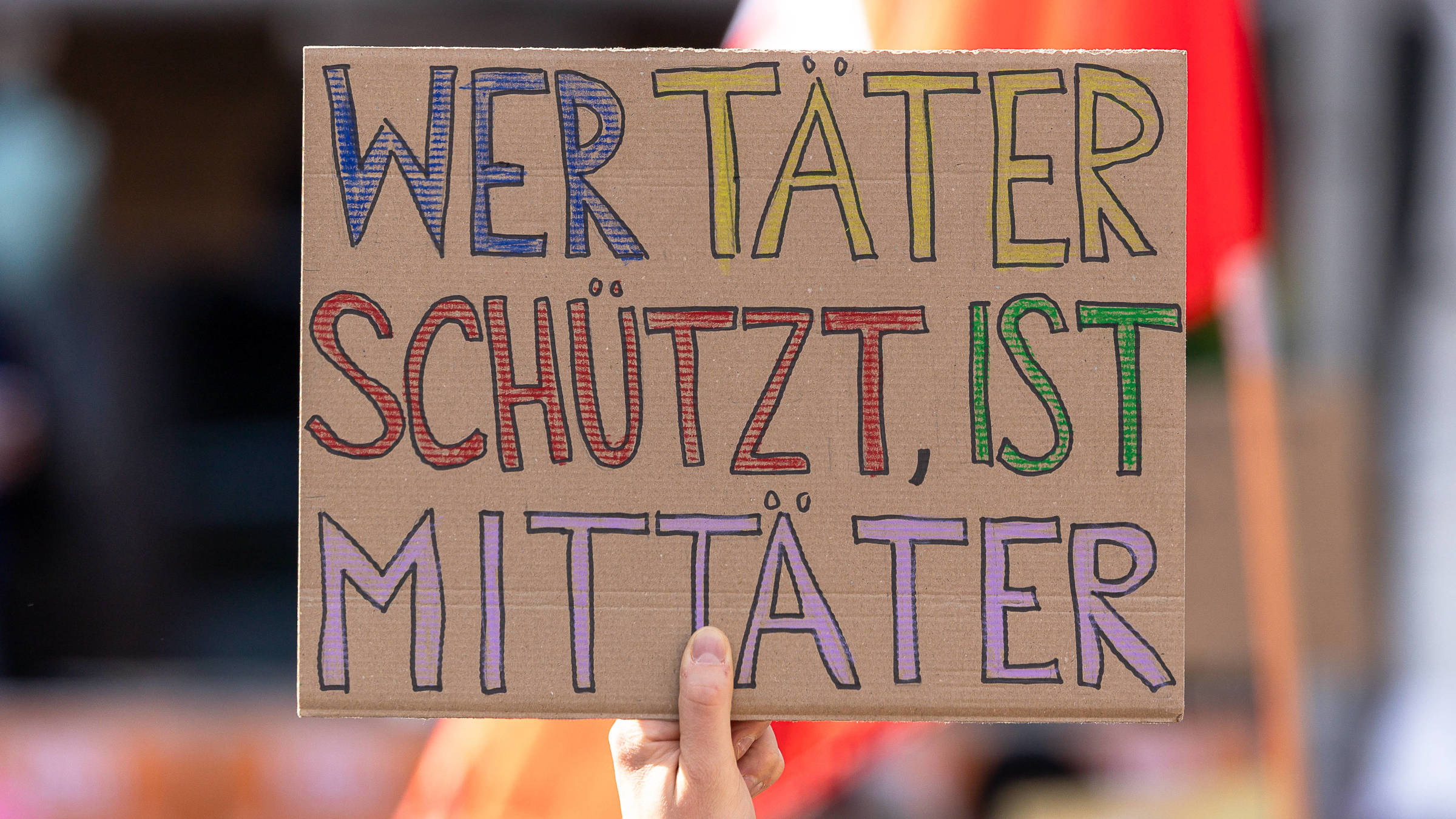 Prozess gegen Deutschland: Rechts und Links kommunizieren anders