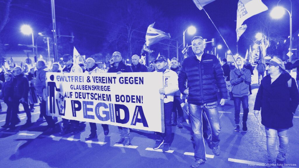 Lutz Bachmann (rechts), Initiator der islamfeindlichen, völkischen, rechtspopulistischen Patriotischen Europäer gegen die Islamisierung des Abendlandes (PEGIDA) aus Dresden, bei der Protestkundgebung von Systemkritikern vor dem Thüringer Landtag. Bachmann ist wegen diverser Straftaten teils wiederholt verurteilt worden, seit 2016 auch wegen Volksverhetzung. Nach Polizeiangaben folgten dem Aufruf der AfD Thüringen etwa 2000 Personen.