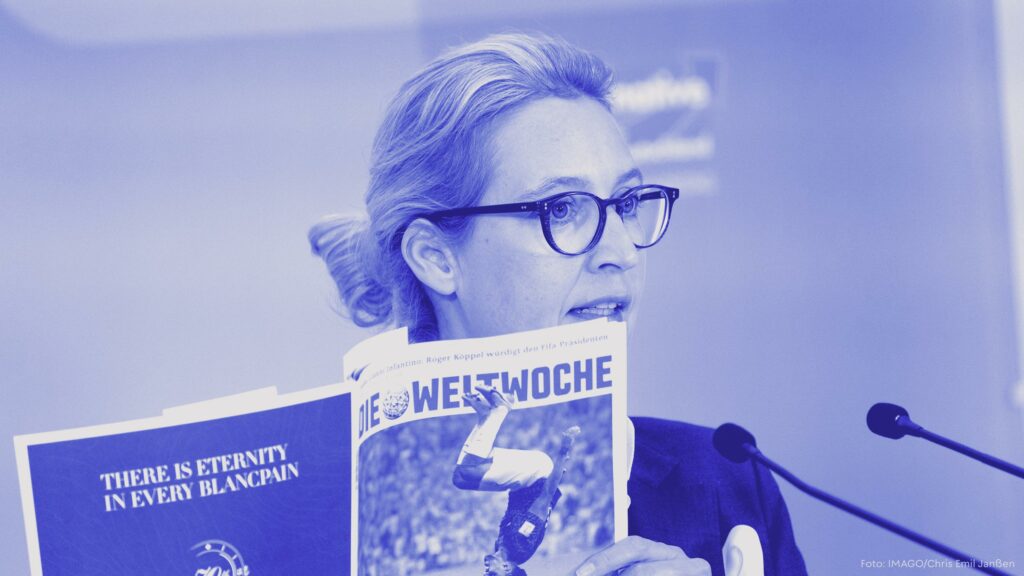 Ein Foto von Alice Weidel, als sie im Bundestag 2022 aus einem Weltwoche Artikel zitiert. Seit 2024 hat sie eine eigene Kolumne bei Der Weltwoche. Quelle: IMAGO / Chris Emil Janßen