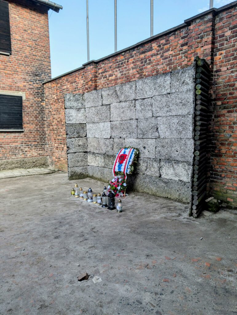 Die sogenannte schwarze Wand im Konzentrationslager Auschwitz I. Hier erschossen KZ-Aufseher überwiegend polnische Menschen.