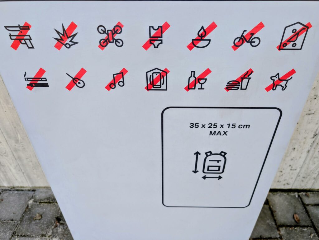 Auf einem Schild an der Gedenkstätte Auschwitz-Birkenau ist zu sehen, was beim Besuch nicht erwünscht ist. Dazu gehören zu legere Kleidung, Waffen, Musik oder Instrumente, Fahrräder, Hund und Essen.