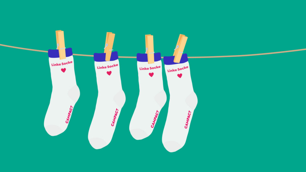Mehrere weiße Socken hängen auf einer Wäscheleine. Die Socken sind mit der Aufschrift "Linke Socke" versehen und darunter ist ein Herz platziert. Im Sohlenbereich findet sich das Logo von Campact.