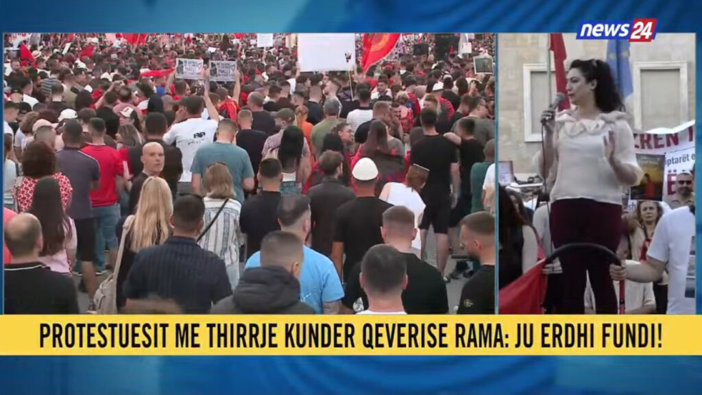 Der Nachrichtensender news24 berichtet über die Proteste in der Hauptstadt Albaniens, Tirana. Untertitel: "Demonstranten gegen Ramas Regierung: 'Euer Ende ist gekommen!'" Rechts ist die Studentin Tea Lozi bei ihrer Rede zu sehen. 