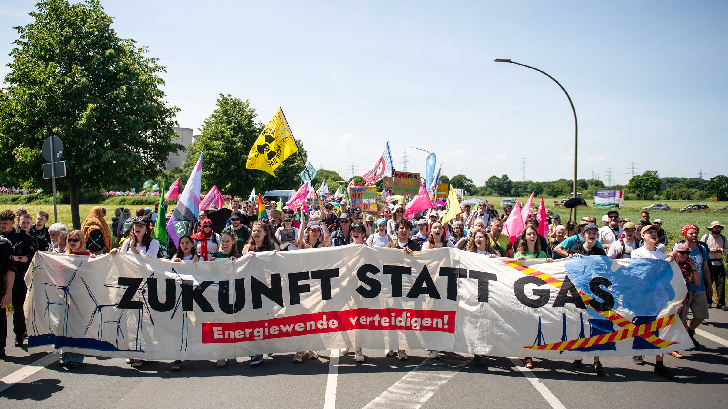 Tausende Menschen haben in Hamm unter dem Motto "Zukunft statt Gas – Energiewende verteidigen" demonstriert. Angeführt wurden sie von einem großen Demonstrationszug
