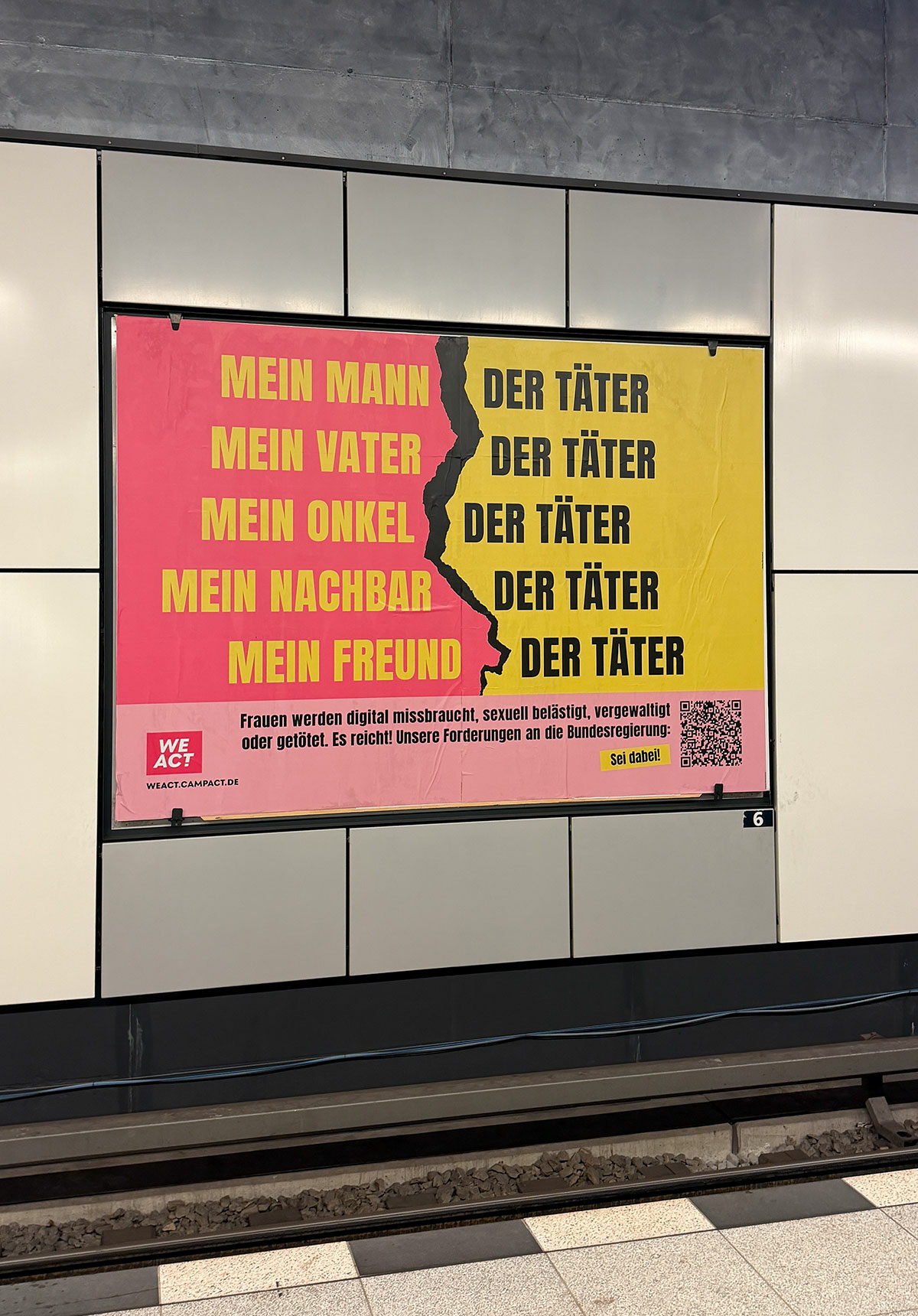 Plakatwand mit dem Schriftzug „Mein Mann, mein Vater, mein Onkel, mein Nachbar, mein Freund - der Täter“ hängt in einer Berliner U-Bahn-Station. Darunter die Forderung: „Stoppt männliche Gewalt!“ – und ein Link zur WeAct-Petition.